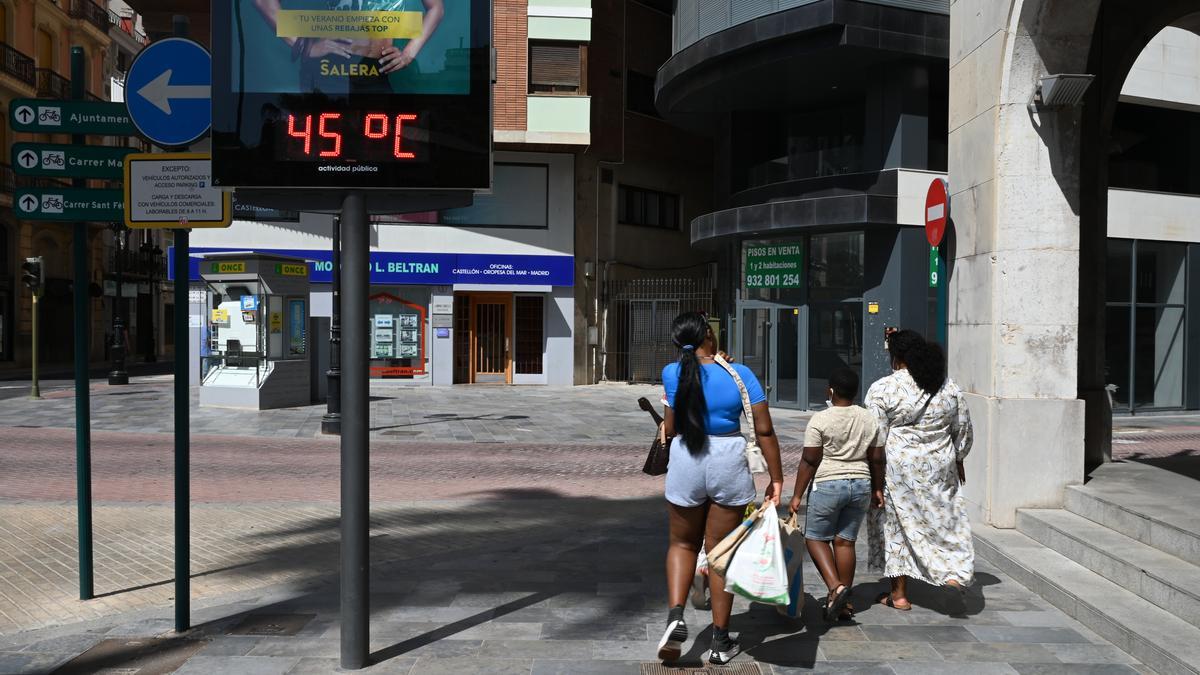 El calor en Castelló durante las horas centrales del día fue asfixiante como quedó patente en el termómetro.