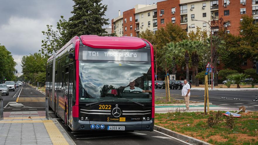 El tranvibús irá de Sevilla Este al Duque "después de verano": cinco minutos de espera y hasta 20.000 viajeros diarios
