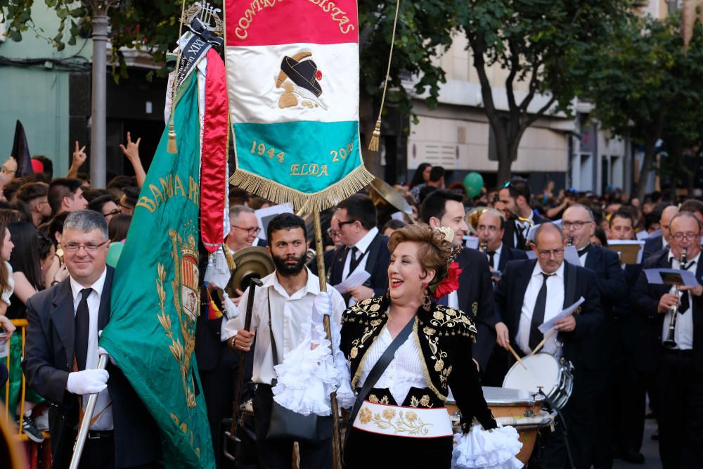 Millones de papelitos sobrevolaron a los miles de eldenses que se apiñaron cerca del castillo de Embajadas para escuchar y cantar el pasodoble Idella, que marca el comienzo de las fiestas