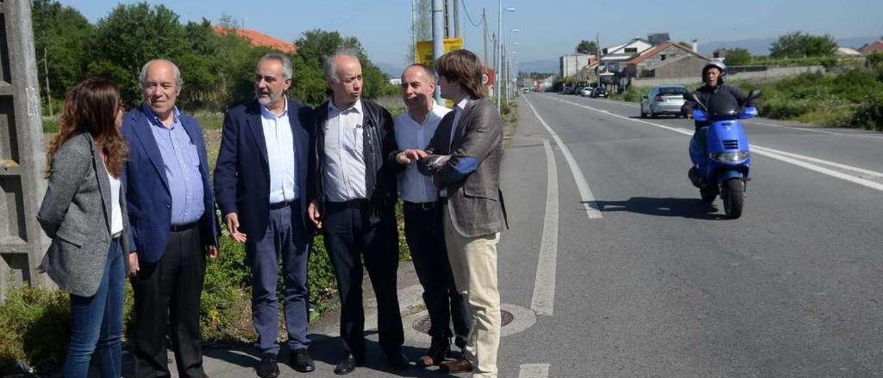 Visita de Gonzalo Durán y el director de Infraestructuras de la Xunta, Francisco Menéndez, a la zona afectada por las obras en la PO-549. // NP