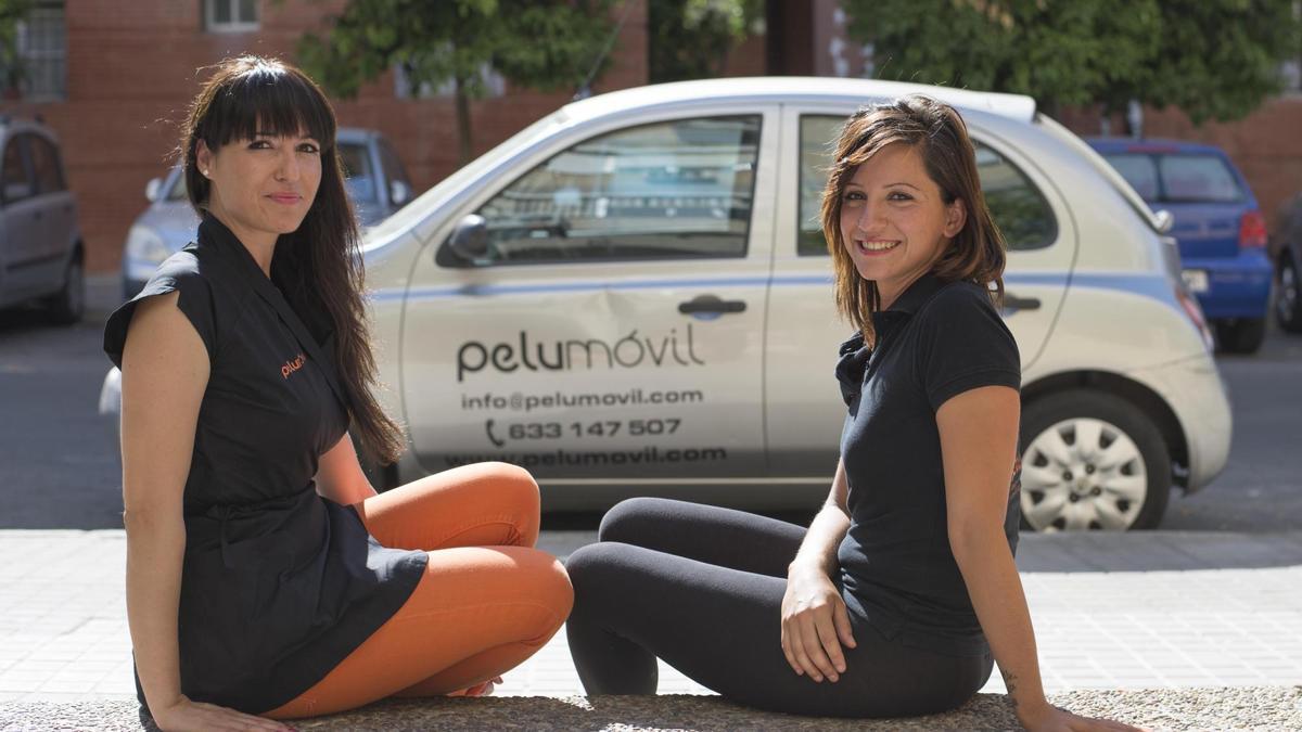 Celia y María del Mar Morales, delante del vehículo que utilizan para realizar los servicios de la innovadora Pelumóvil. / Inma Flores