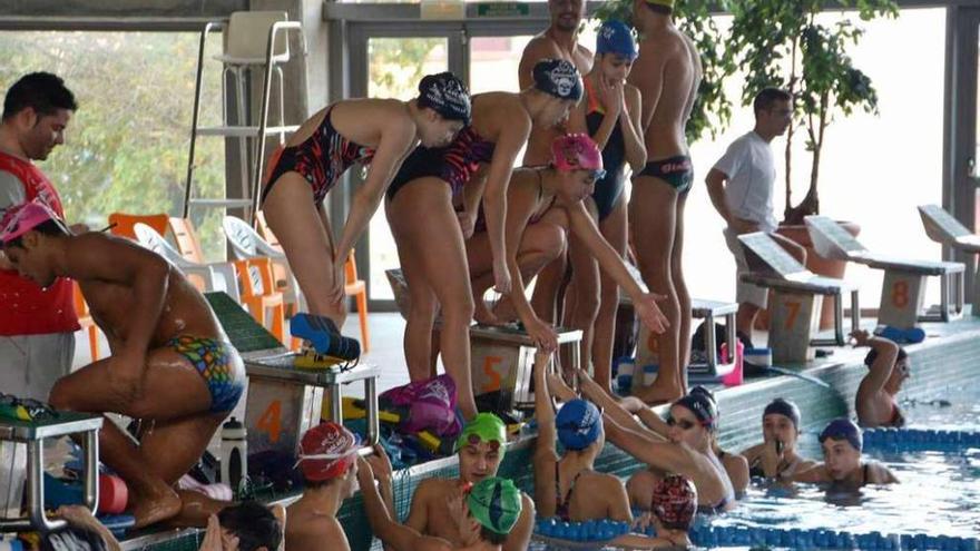 Jóvenes del CN Galaico en la piscina de Pontemuiños que hubiese acogido el evento. // Gustavo Santos