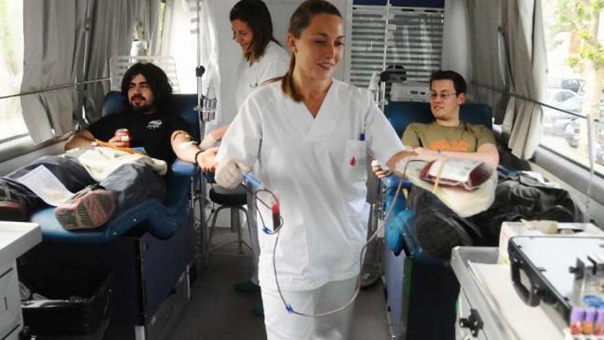 Una de las unidades de donación de sangre desplazada a Cangas.  // Gonzalo Núñez