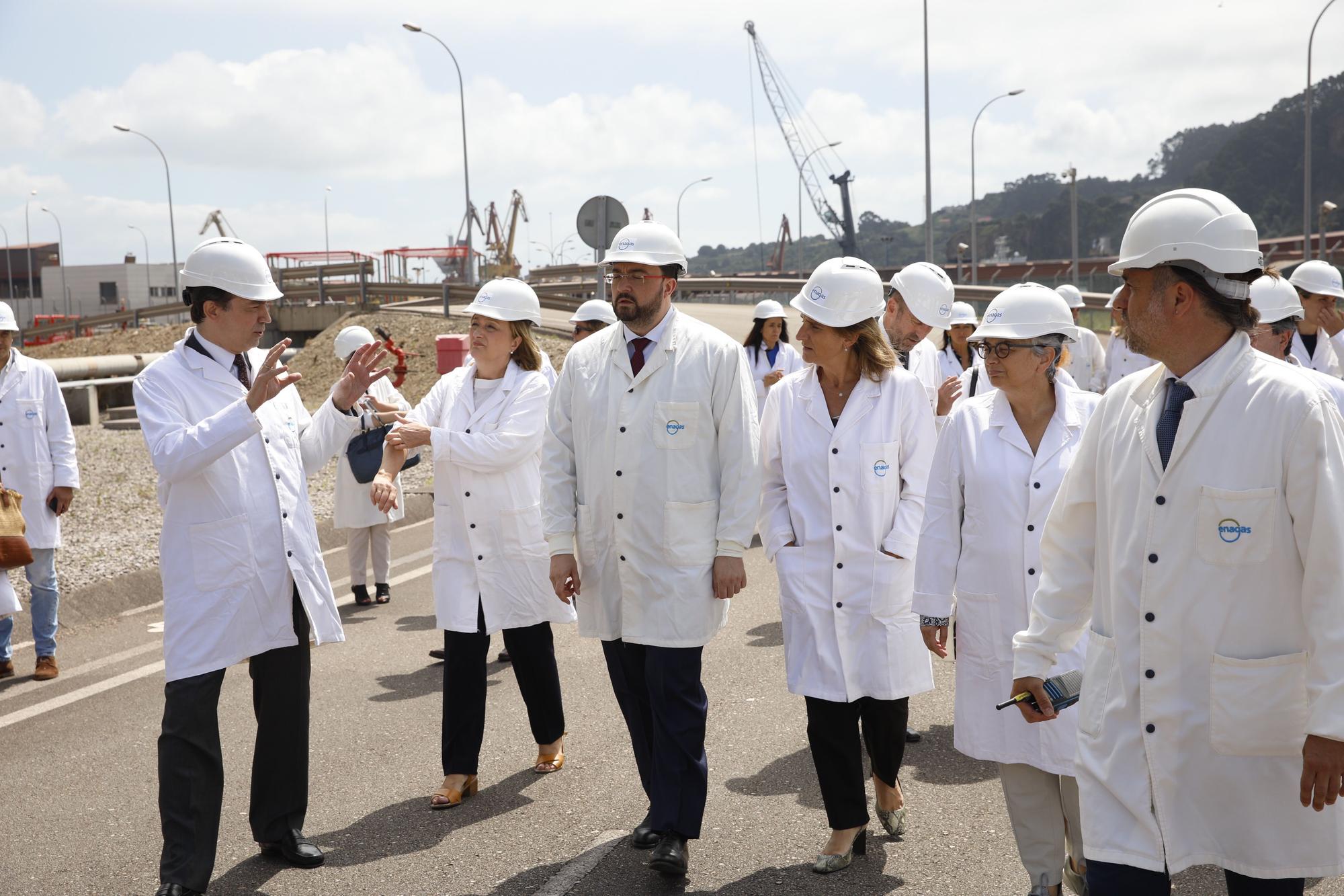 Teresa Ribera visita la planta regasificadora de El Musel