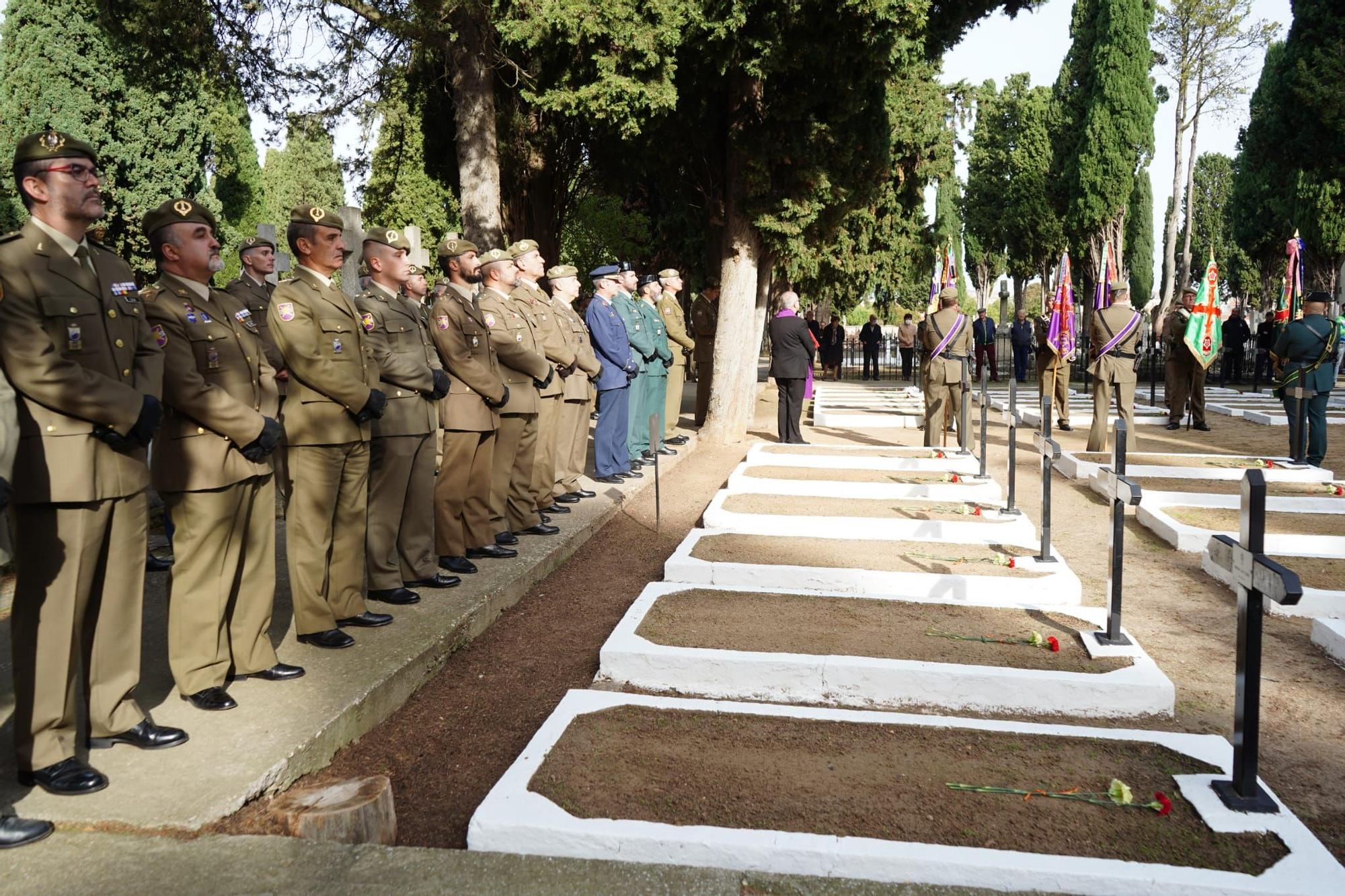 GALERÍA | El homenaje a las Fuerzas Armadas en el cementerio de Zamora, en imágenes