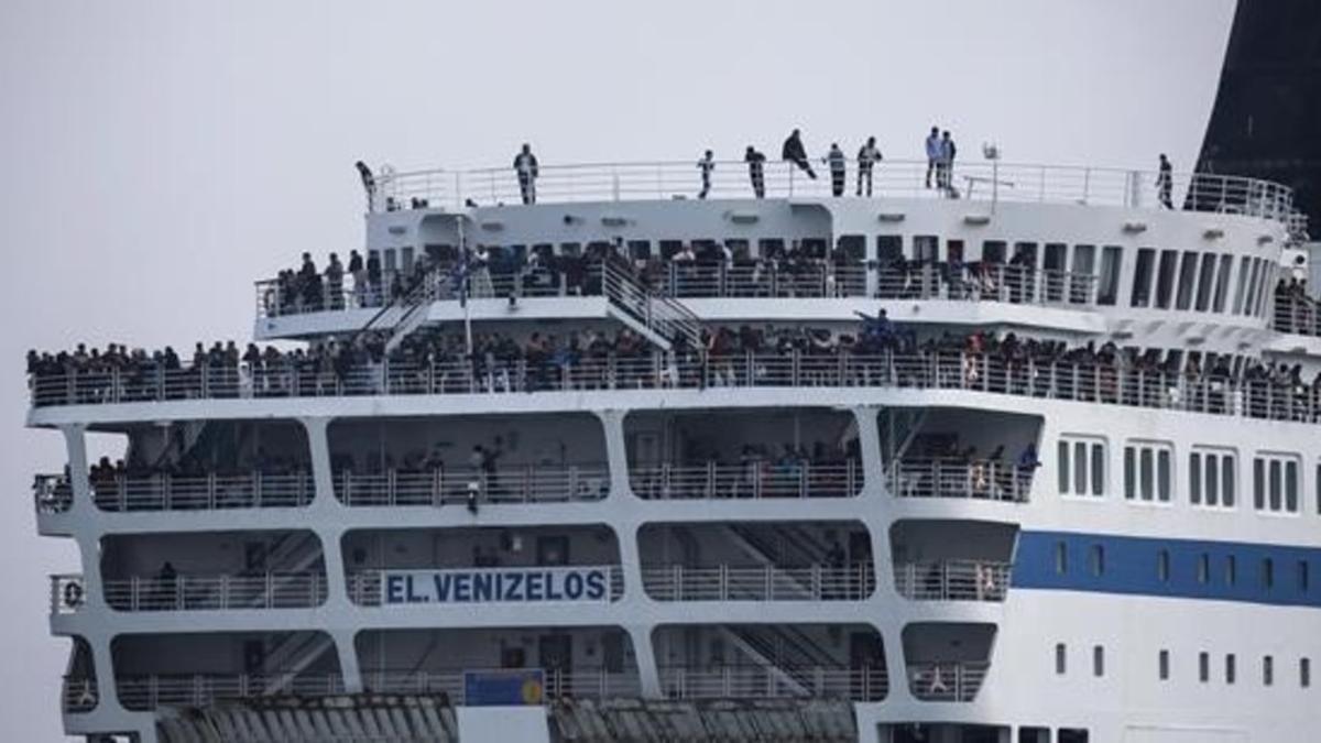 Refugiados e inmigrantes abandonan Lesbos a bordo de una gran embarcación.