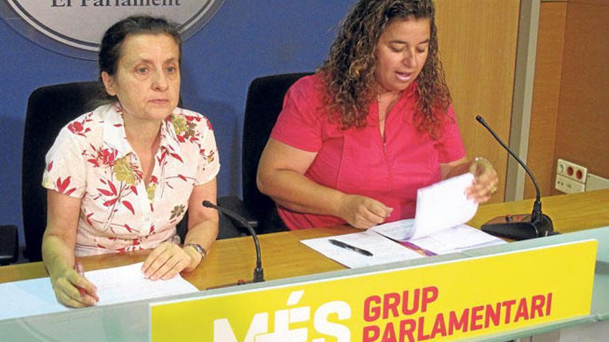 Las diputadas Fina Santiago (Més) y Pilar Costa (PSOE), ayer en la rueda de prensa.