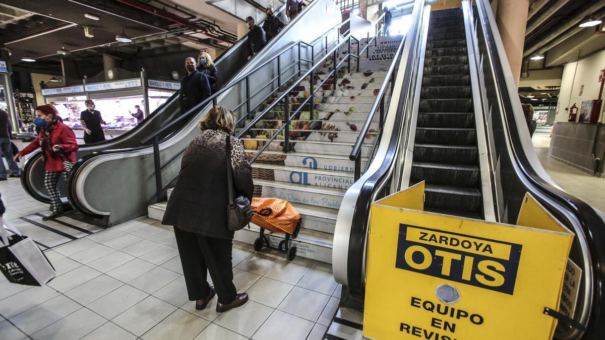 Las escaleras averiadas en el Mercado Central de Alicante