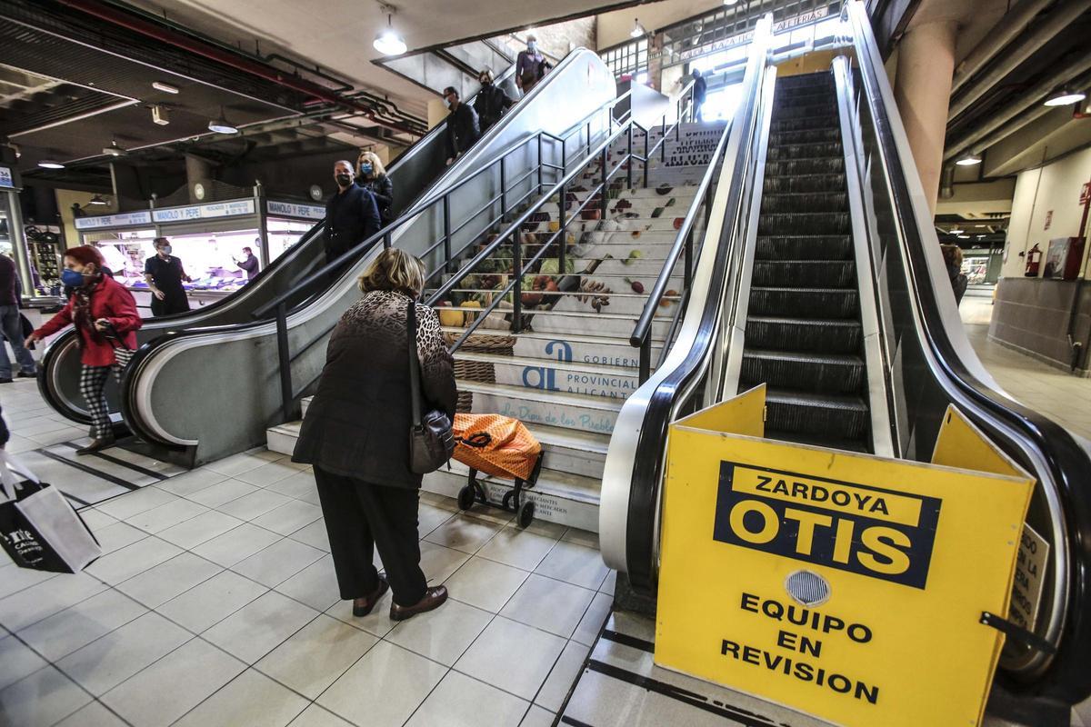 Las escaleras averiadas en el Mercado Central de Alicante
