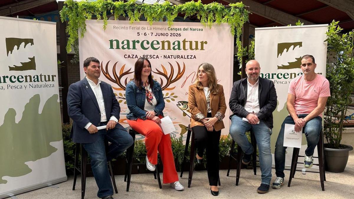Por la izquierda, Marcial Fernández, Tania Rodríguez, Mónica Fernández, directora de zona en el suroccidente de Asturias; Marcos Da Rocha y Francisco Cuétara, presidente de la Sociedad de Cazadores de Cangas del Narcea; durante la presentación de Narcenatur.