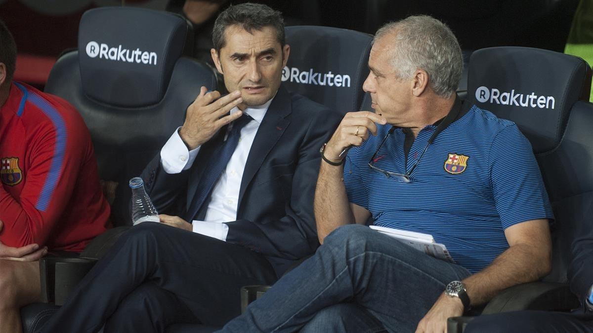 Valverde y Aspiazu charlan en el banquillo del Camp Nou antes del partido contra el Málaga.