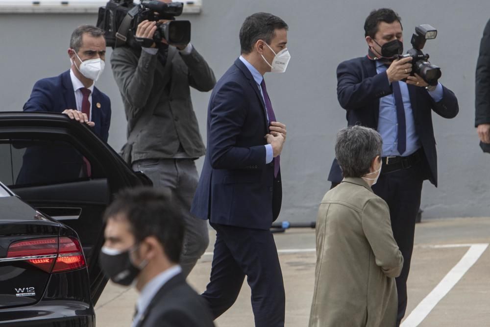 Pedro Sánchez visita la farmacèutica Hipra a Amer