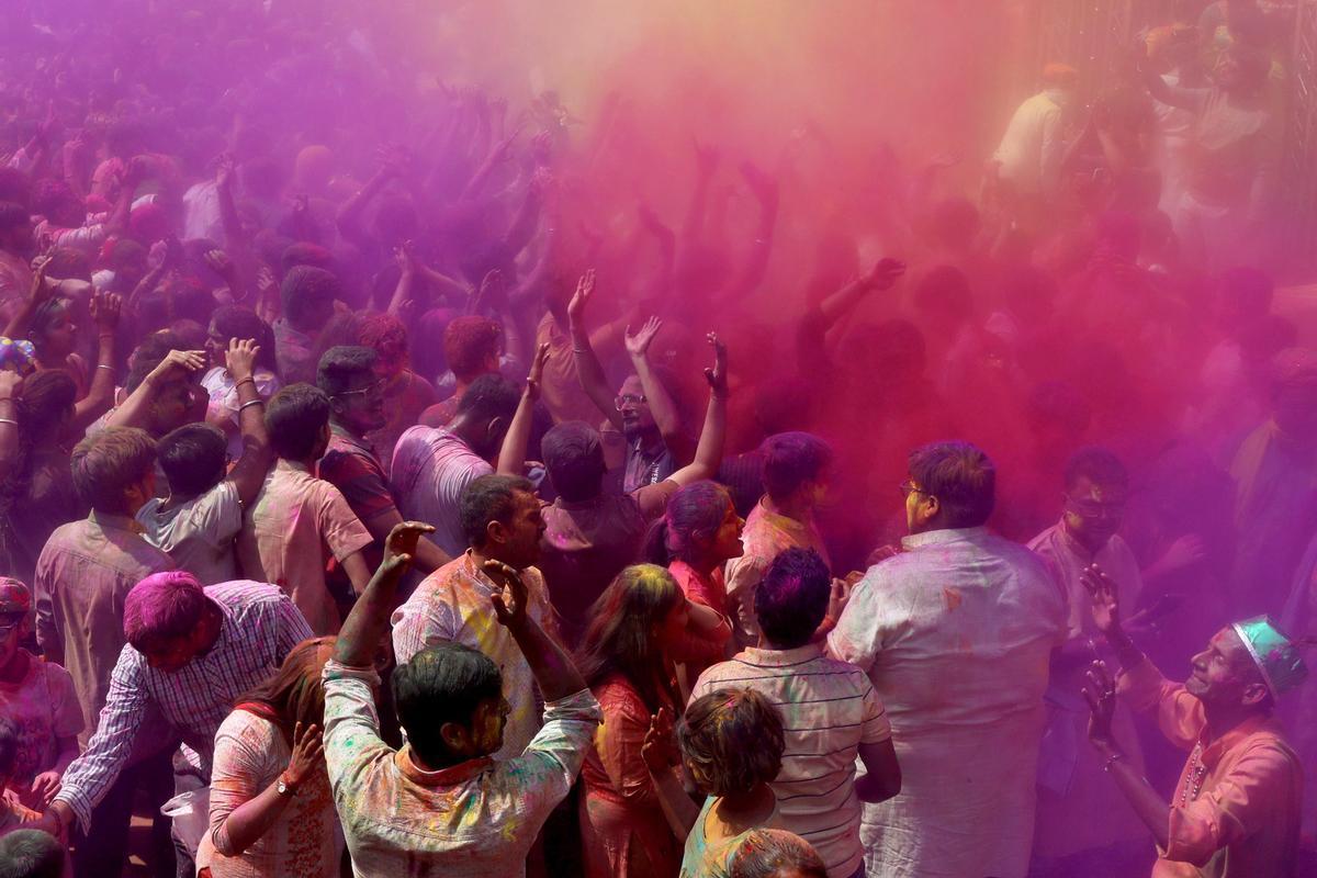 Celebración del Holi, festival de los colores, en Calcuta