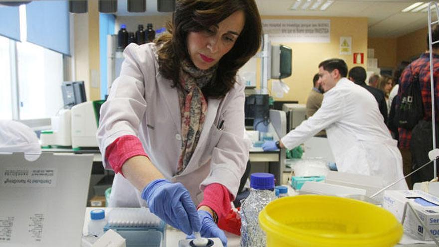 Una trabajadoras del Ibima en el laboratorio del Clínico.