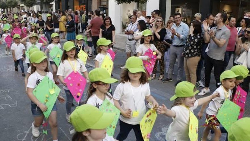 El alcalde Rodríguez y otros ediles observan uno de los pasacalles, este sábado en Ontinyent.