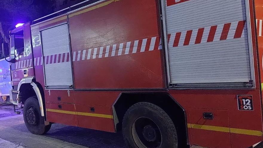 El edificio donde ocurrieron los hechos fue desalojado mientras los bomberos sofocaban las llamas.