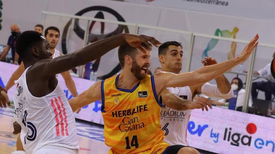 John Surna frente al jugador del Real Madrid Usman Garuba