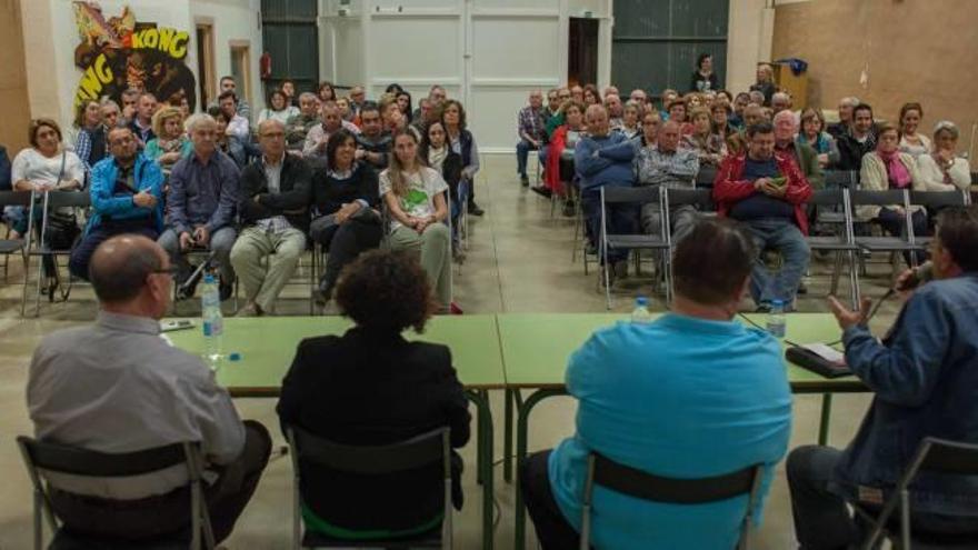 Un momento del acto de los aspirantes en La Hoya, anoche en un local de esta pedanía.