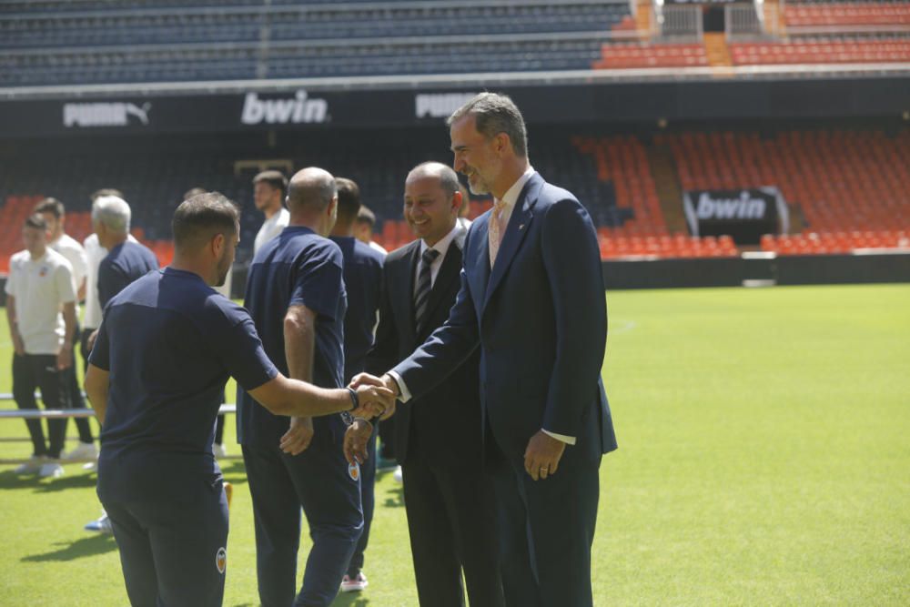 El rey Felipe VI felicita a la plantilla del Valencia CF por conseguir la Copa