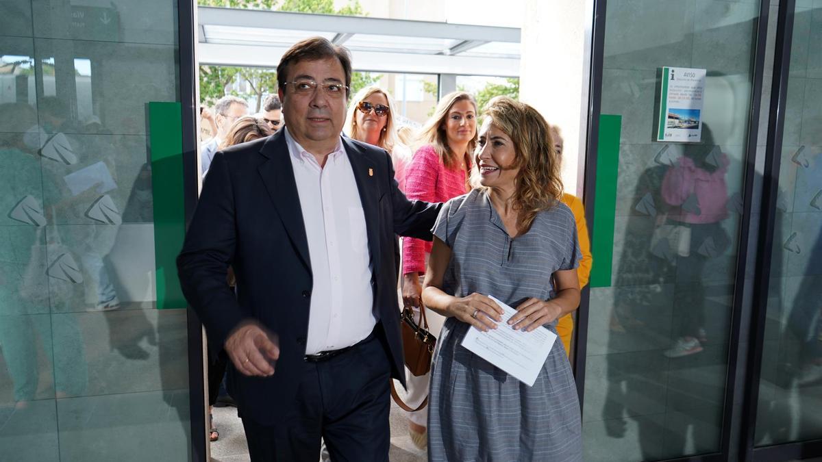 El presidente extremeño, Guillermo Fernández Vara, y la ministra de Transporte, Raquel Sánchez,  en la prueba de la Alta Velocidad en Extremadura desde Plasencia con dirección a Badajoz.