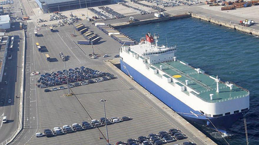 Vehículos de la planta viguesa de PSA Peugeot Citroën, a la espera de ser embarcados en Bouzas.  // R.G.