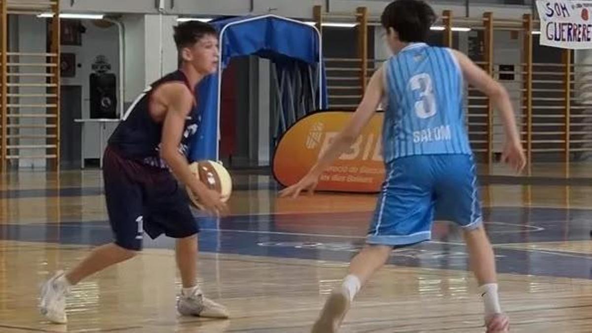 Un jugador del CB Sa Bodega encara a un rival.