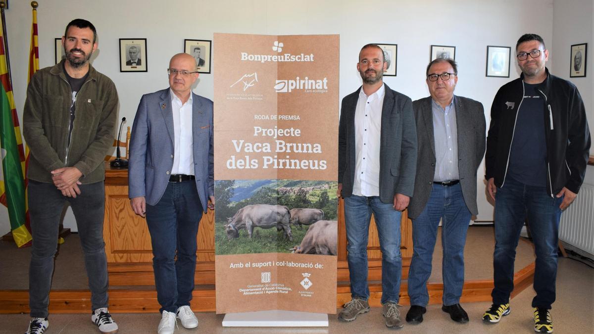 Presentació del projecte, aquest dijous a l'Ajuntament d'Olvan. D'esquerra a dreta: Sebastià Prat, alcalde d'Olvan; Joan Sabartés, director d'operacions de Bon Preu; Enric Camprubí, director general de Pirinat; Carmel Mòdol, secretari d'Alimentació de la Generalitat; Joan Noguera, presidnent de Februpi