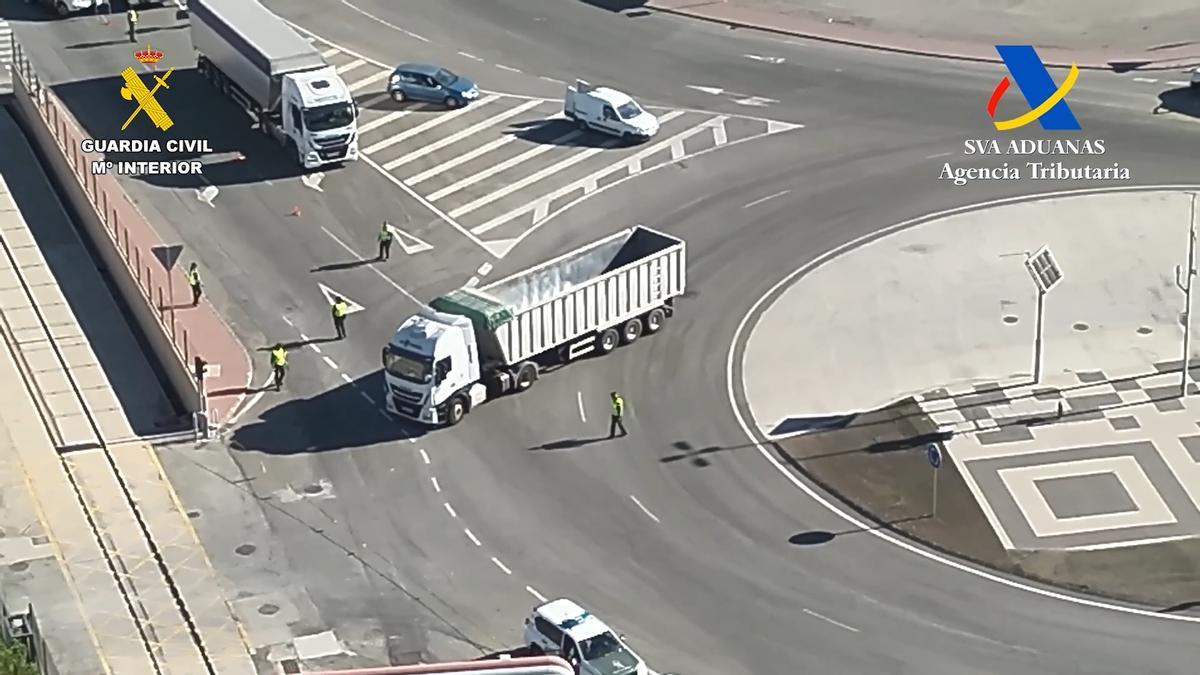 Intervenidas casi 100 cajetillas de tabaco en un operativo en los accesos al puerto de Cartagena