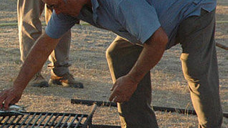 El alcalde pedáneo de Villaflor, Miguel Domínguez, prepara una sardinada.