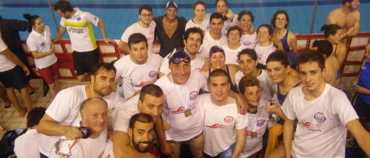 Los nadadores del Club Natación Ponteareas. FdV