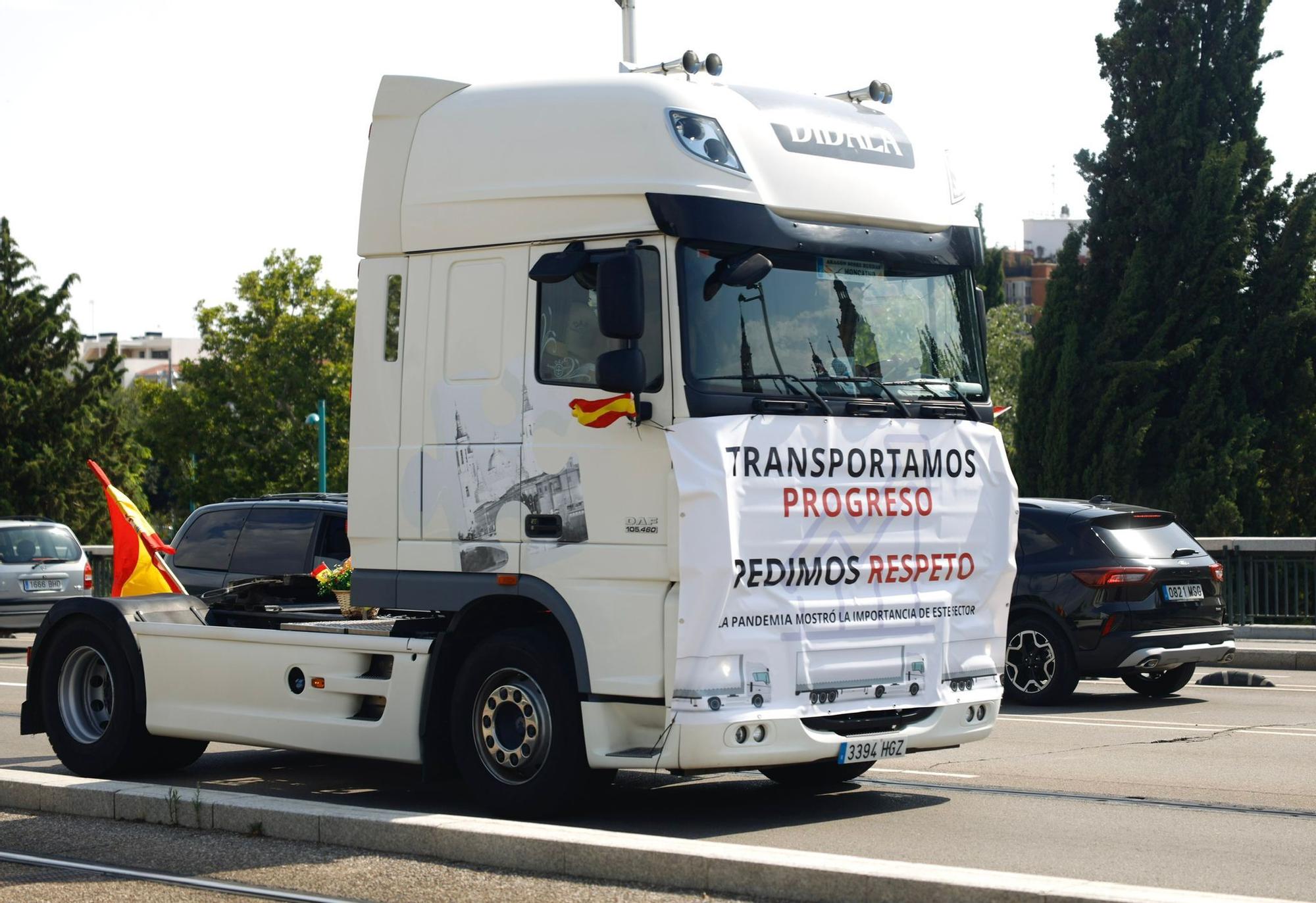 En imágenes | Una treintena de camiones honran en Zaragoza a San Cristóbal, el patrón de los conductores