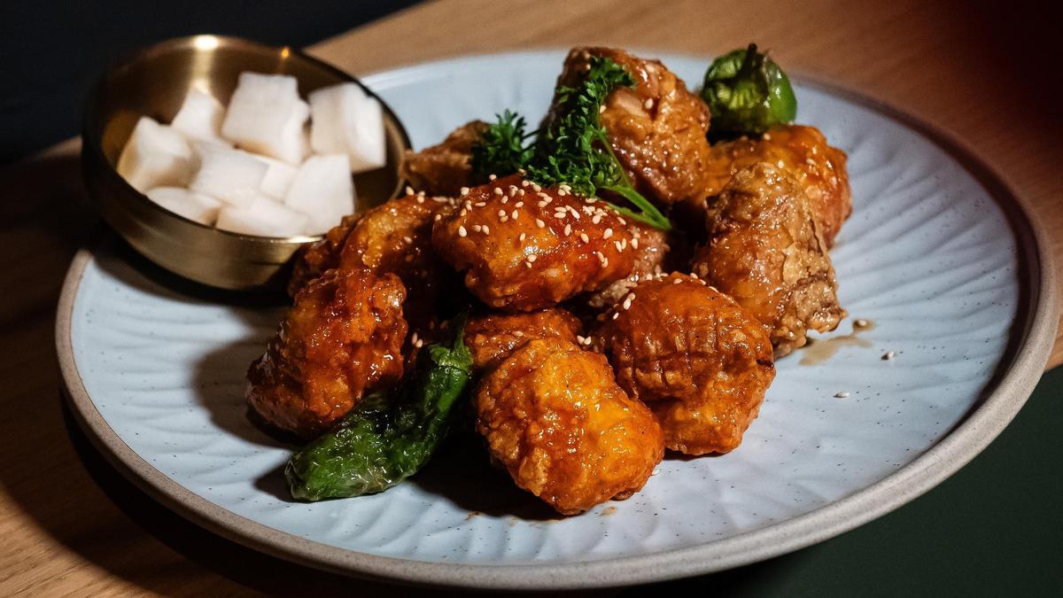 El pollo frito del restaurante coreano Gyojasang.