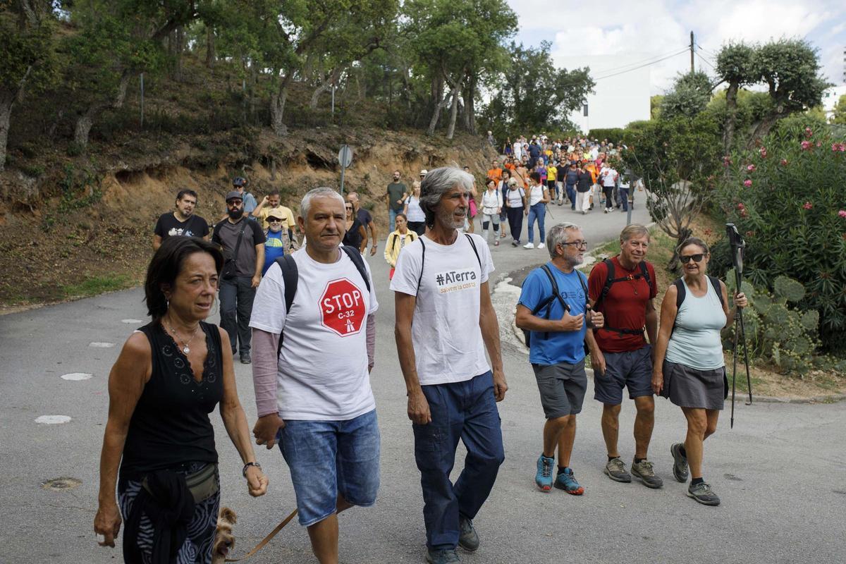 Els activistes han demanat la reobertura del camí de ronda al seu pas per Can Juncadella