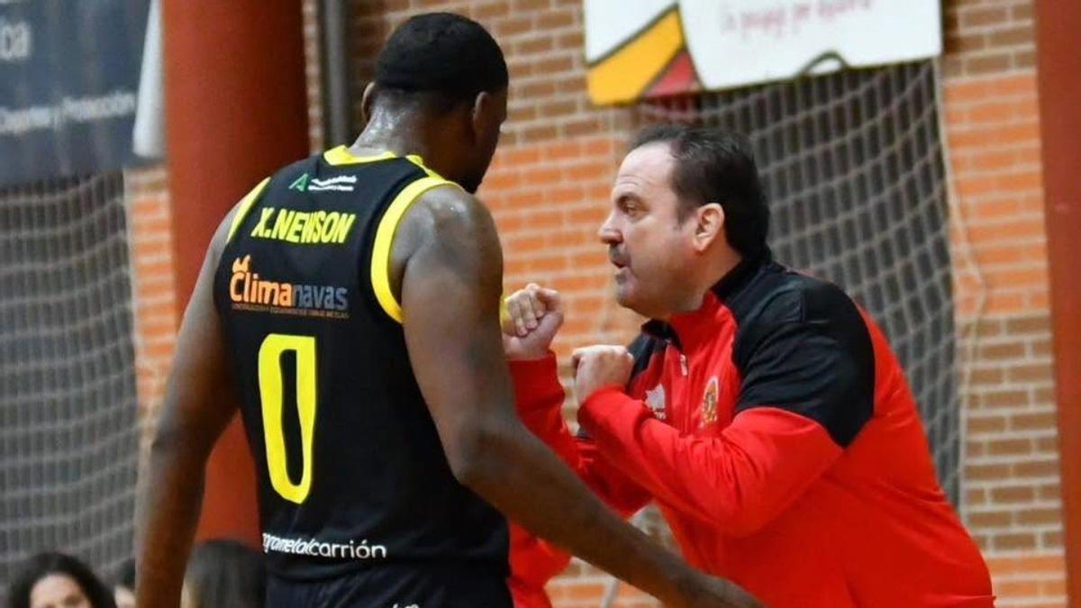 Alberto Rueda, a la derecha, da instrucciones en un partido de la pasada temporada.