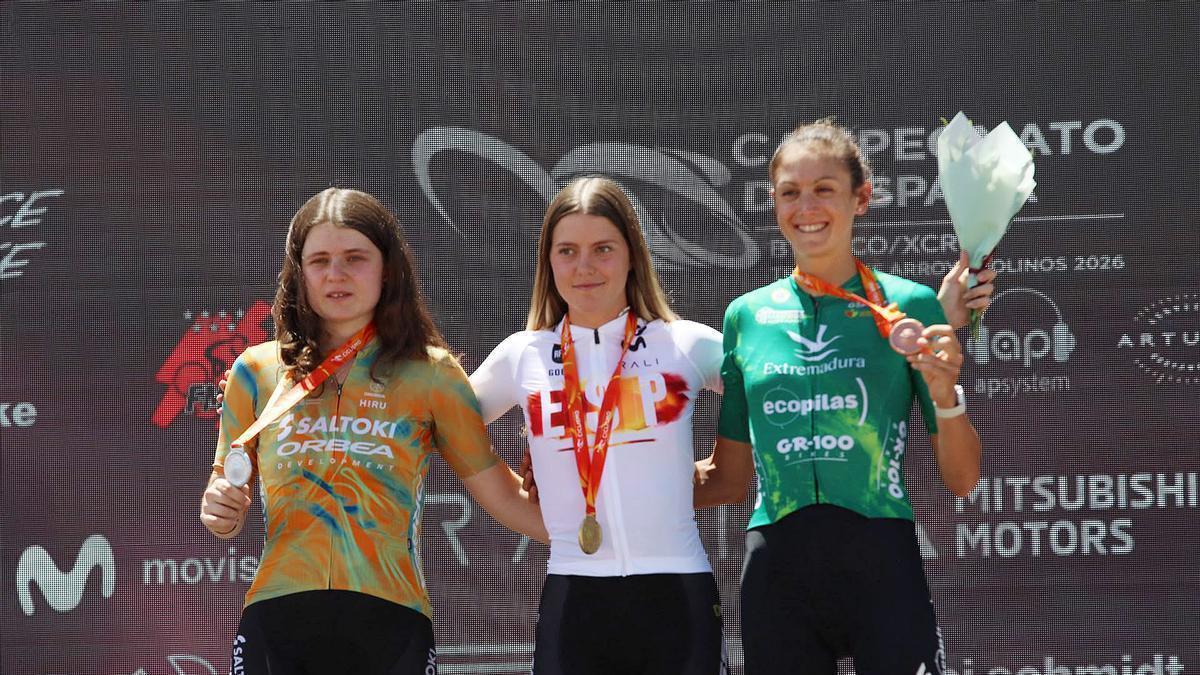 Natalia Fischer, derecha, en el podio de la prueba individual.