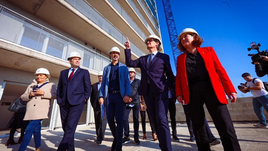 El president Salvador Illa, durant una visita de pisos de protecció a Viladecans