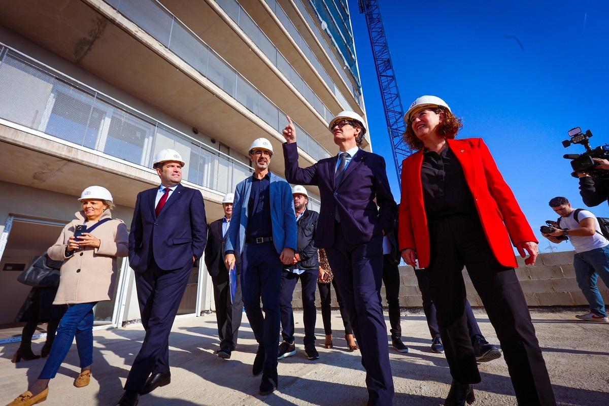 El president Salvador Illa, durante una visita de pisos de protección en Viladecans