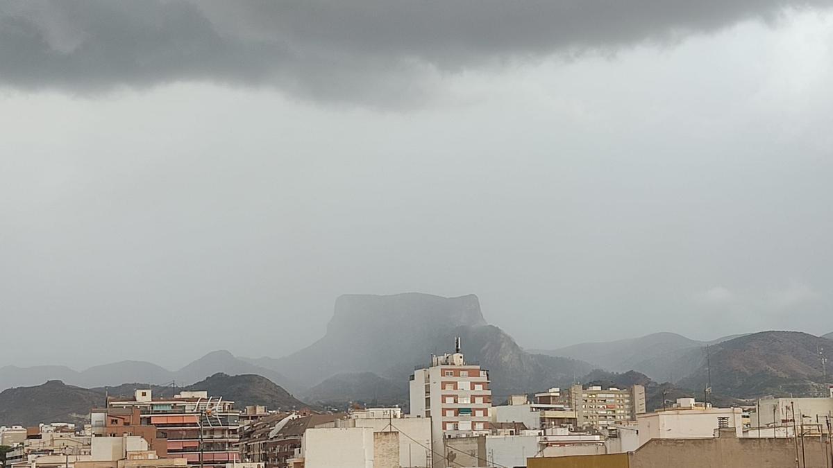 La sierra del Cid durante la tormenta de esta tarde.