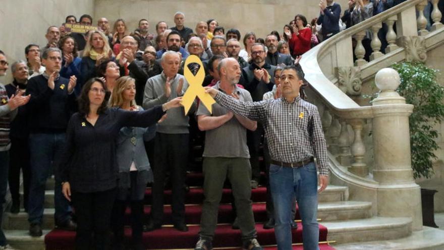 Treballadors del Parlament, lluint un llaç groc.