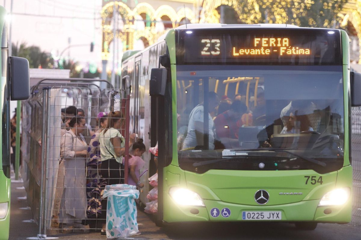 Córdoba Feria de Mayo recinto ferial de El Arenal parada de Aucorsa autobuses