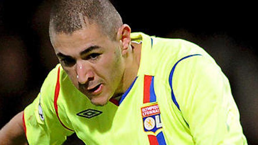 Fotografía de archivo tomada el 05/11/08 del delantero centro internacional francés Karim Benzema sobre el que el Olympique de Lyon ha anunciado de forma oficial el traspaso al Real Madrid.