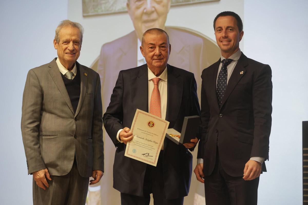 Bernardo Quetglas (Mi.) mit Foment-Vorsitzendem Eduardo Gamero (li.) und Inselratspräsident Llorenç Galmés.