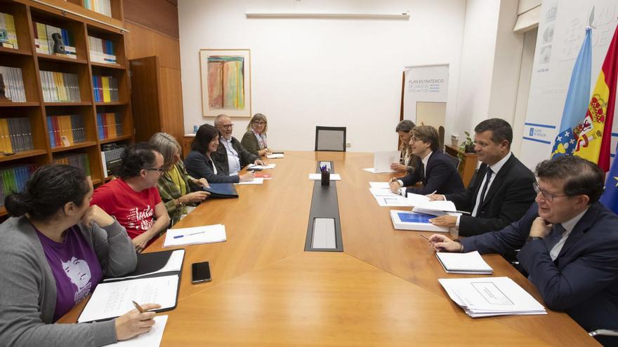 Reunión del conselleiro de Facenda con los responsables de las organizaciones sindicales.