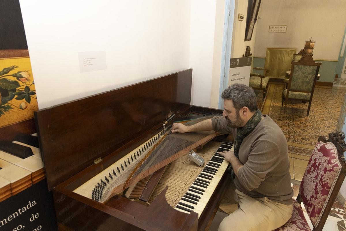 Afinando uno de los instrumentos