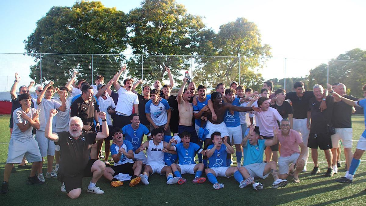 El Arenal celebra su retorno a Tercera tras ganar en Sant Jordi