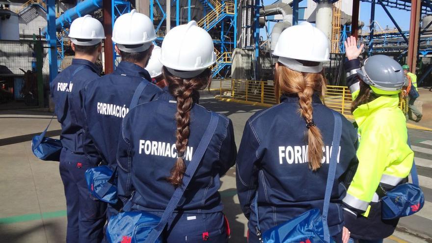 Un grupo de alumnos en prácticas en una industria metalúrgica. | | EUROPA PRESS
