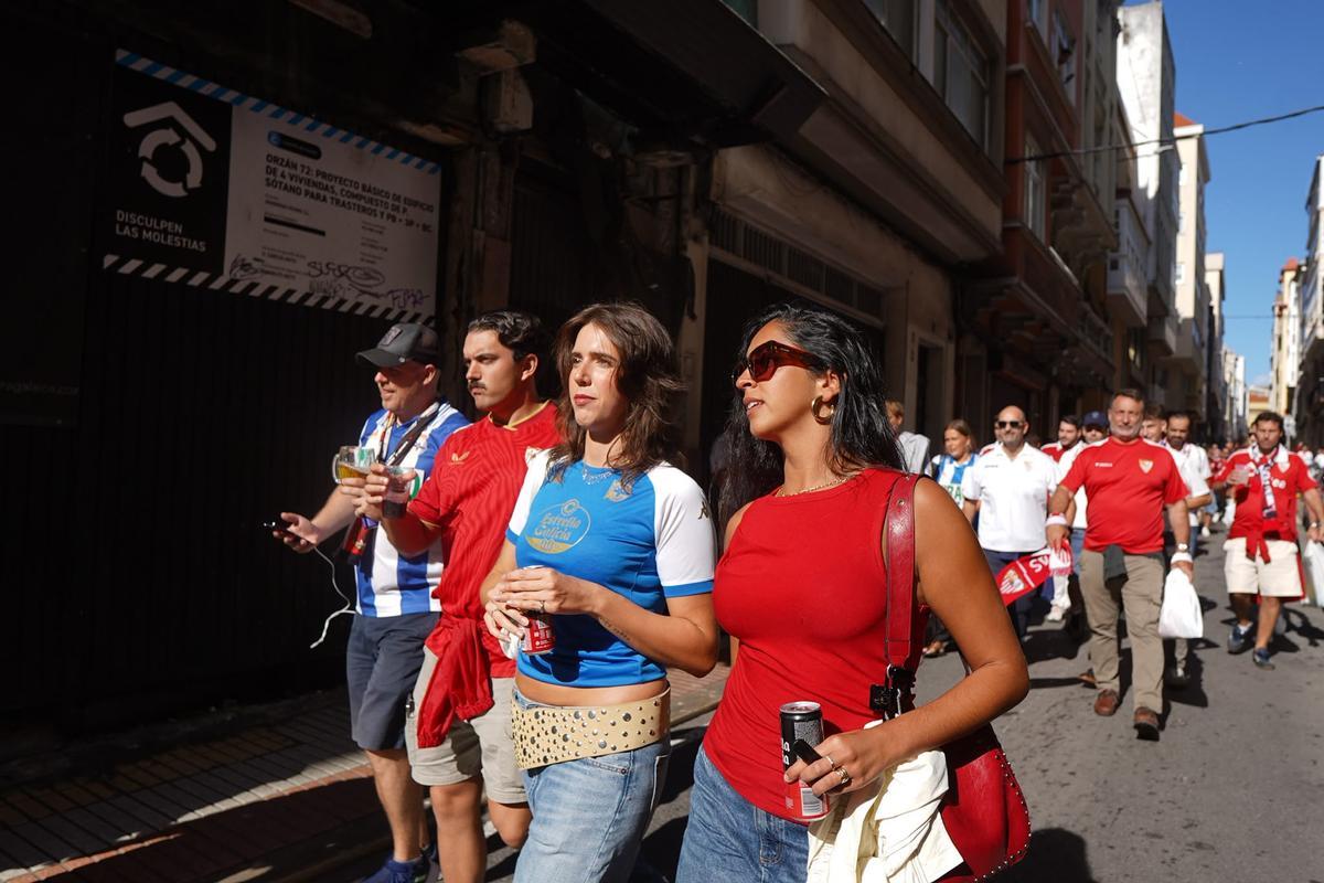 Aficionados del Sevilla por las calles de A Coruña antes del partido del Deportivo Aficionados del Sevilla por las calles de A Coruña antes del partido del Deportivo