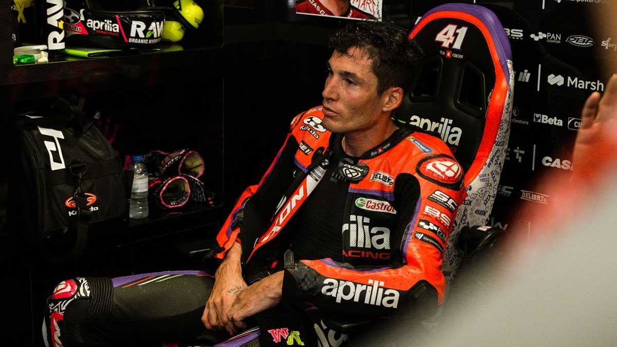 Aleix Espargaró, en el box de Aprilia