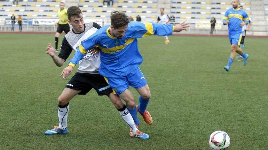 Pelayo presiona al jugador del Tuilla Luis Enrique durante un amistoso ante la selección asturiana.