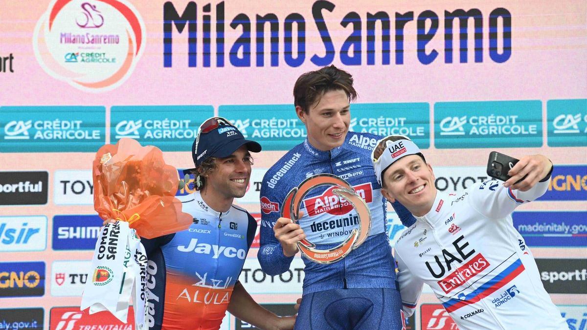 Pogacar hace un selfie a Pedersen (en el centro) y a Mathews, en el podio de la Milán-San Remo.
